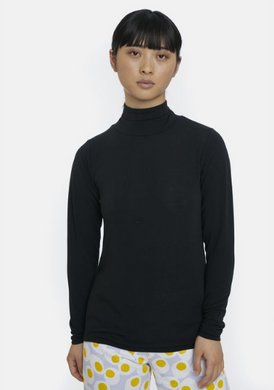 Top in black