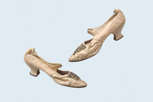 Load image into Gallery viewer, Victorian Cream Silk Wedding Shoes