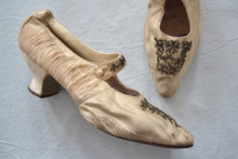 Load image into Gallery viewer, Victorian Cream Silk Wedding Shoes